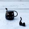 ماگ گربه سیاه براق (سرامیکی) در دار و قاشق گربه ای - تصویربرداری اختصاصی فروشگاه سلام کادو